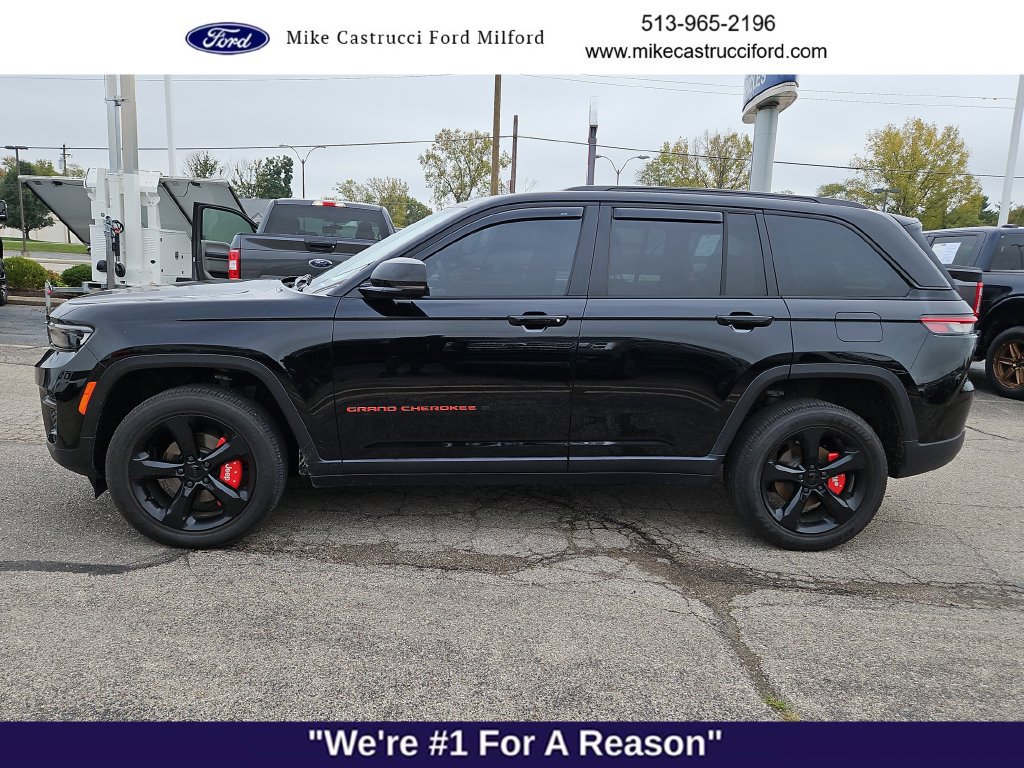 Used 2022 Jeep Grand Cherokee Altitude AWD/4WD image 2