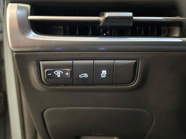 Used 2025 Hyundai Santa Cruz SE FWD image 18