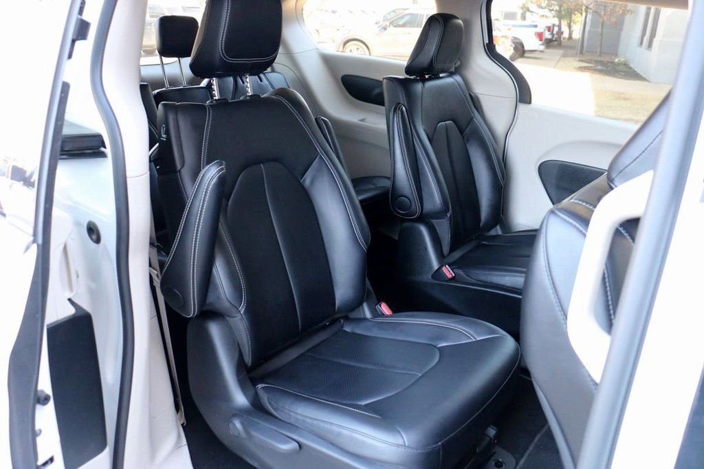 Used 2024 Chrysler Pacifica Select image 32