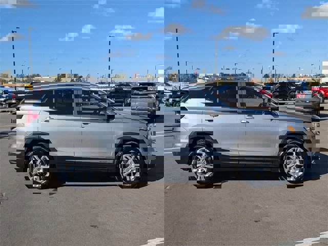 Used 2024 GMC Terrain SLE image 2