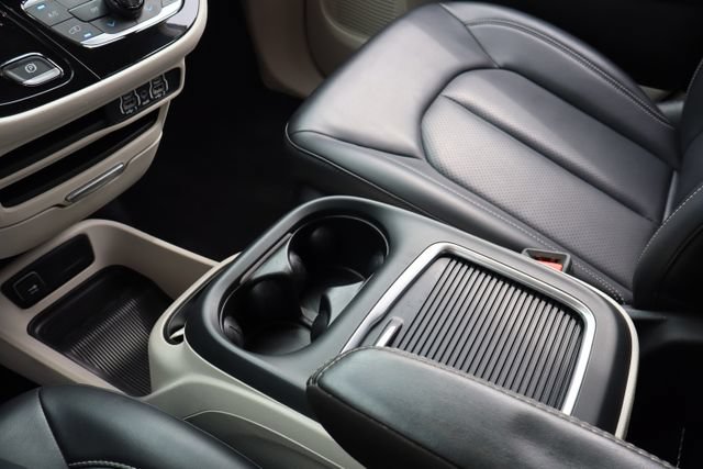 Used 2023 Chrysler Pacifica Touring-L FWD image 21