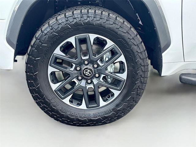 Used 2025 Toyota Tundra Limited AWD/4WD image 33