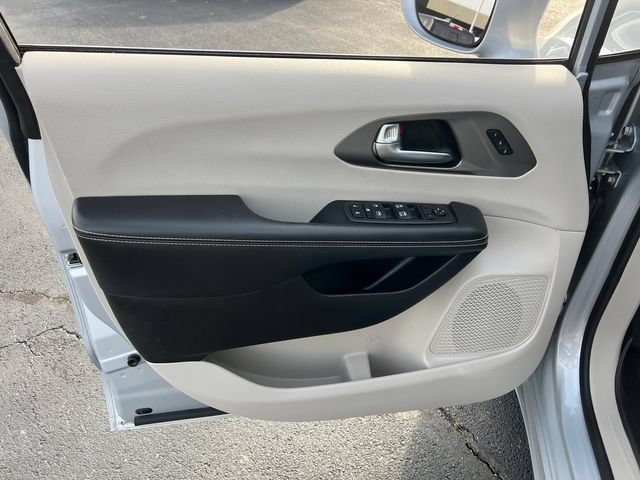 Used 2022 Chrysler Pacifica Touring-L FWD image 11