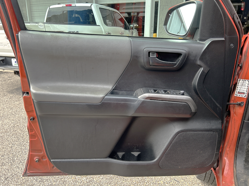 Used 2017 Toyota Tacoma SR5 w/ Tow Package RWD image 9