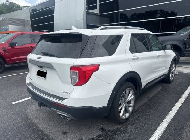 Certified 2023 Ford Explorer Platinum w/ Technology Package AWD/4WD image 3