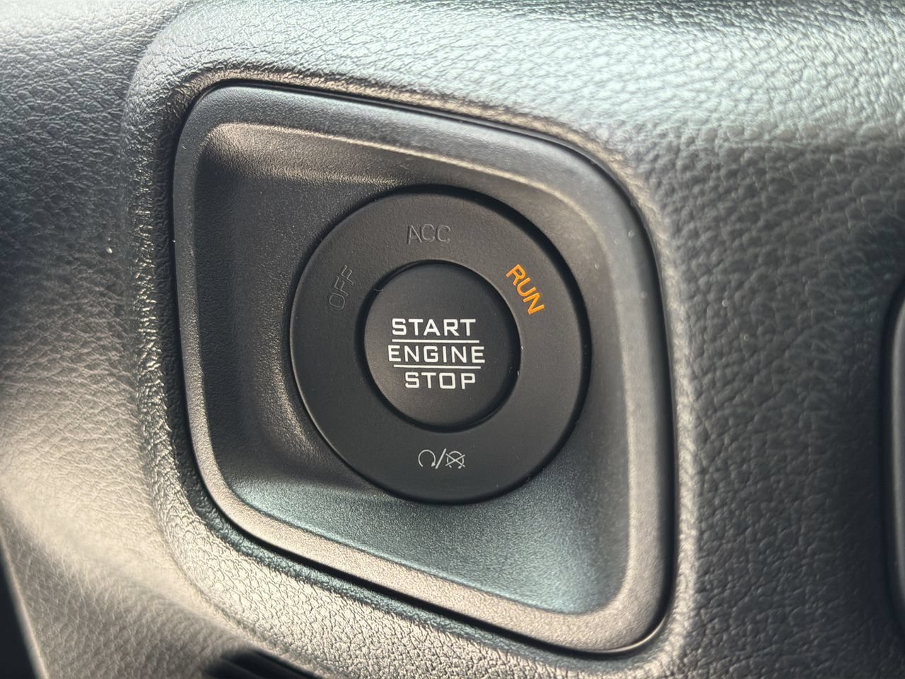 Used 2025 Jeep Gladiator Sport AWD/4WD image 29