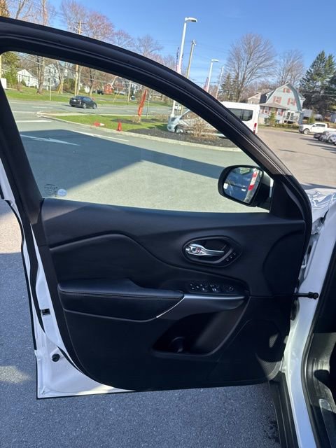 Used 2019 Jeep Cherokee Limited AWD/4WD image 16