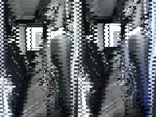 Used 2018 Jeep Wrangler Unlimited Sahara image 12