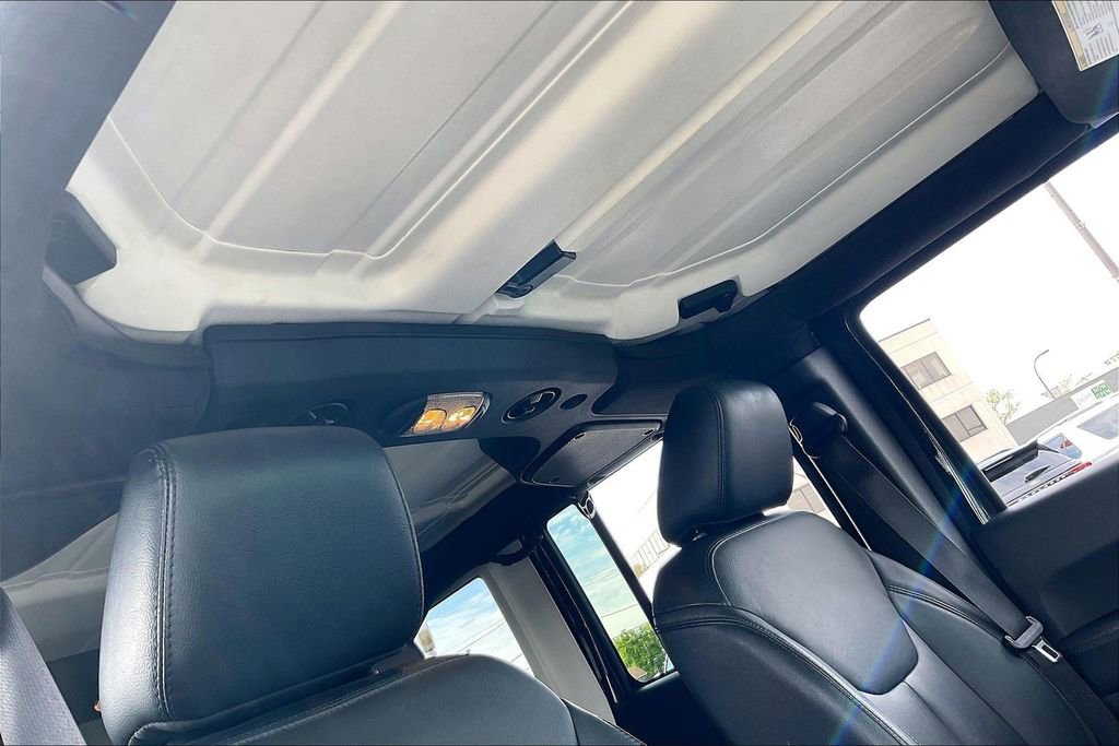 Used 2017 Jeep Wrangler Unlimited Sahara AWD/4WD image 21