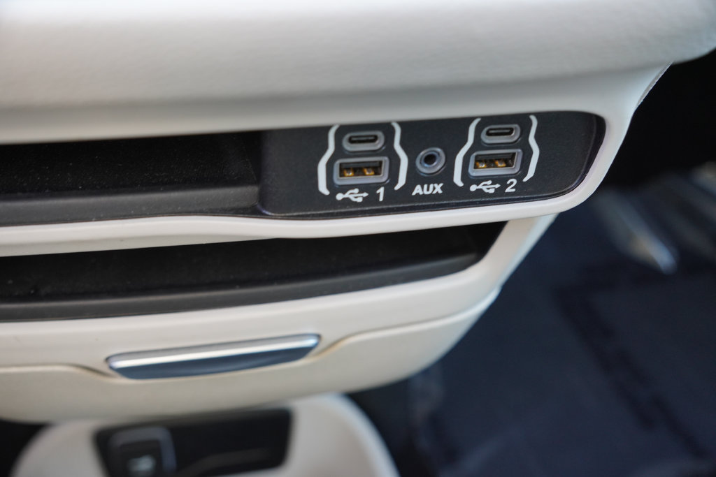 Used 2024 Chrysler Pacifica Limited FWD image 33