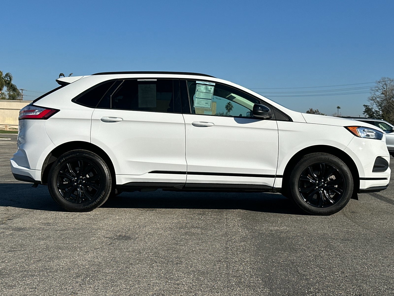 Certified 2024 Ford Edge SE w/ Black Appearance Package image 6