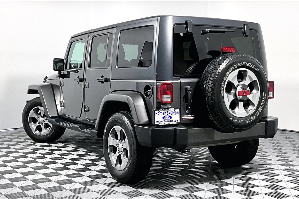 Used 2017 Jeep Wrangler Unlimited Sahara w/ Dual Top Group AWD/4WD image 11