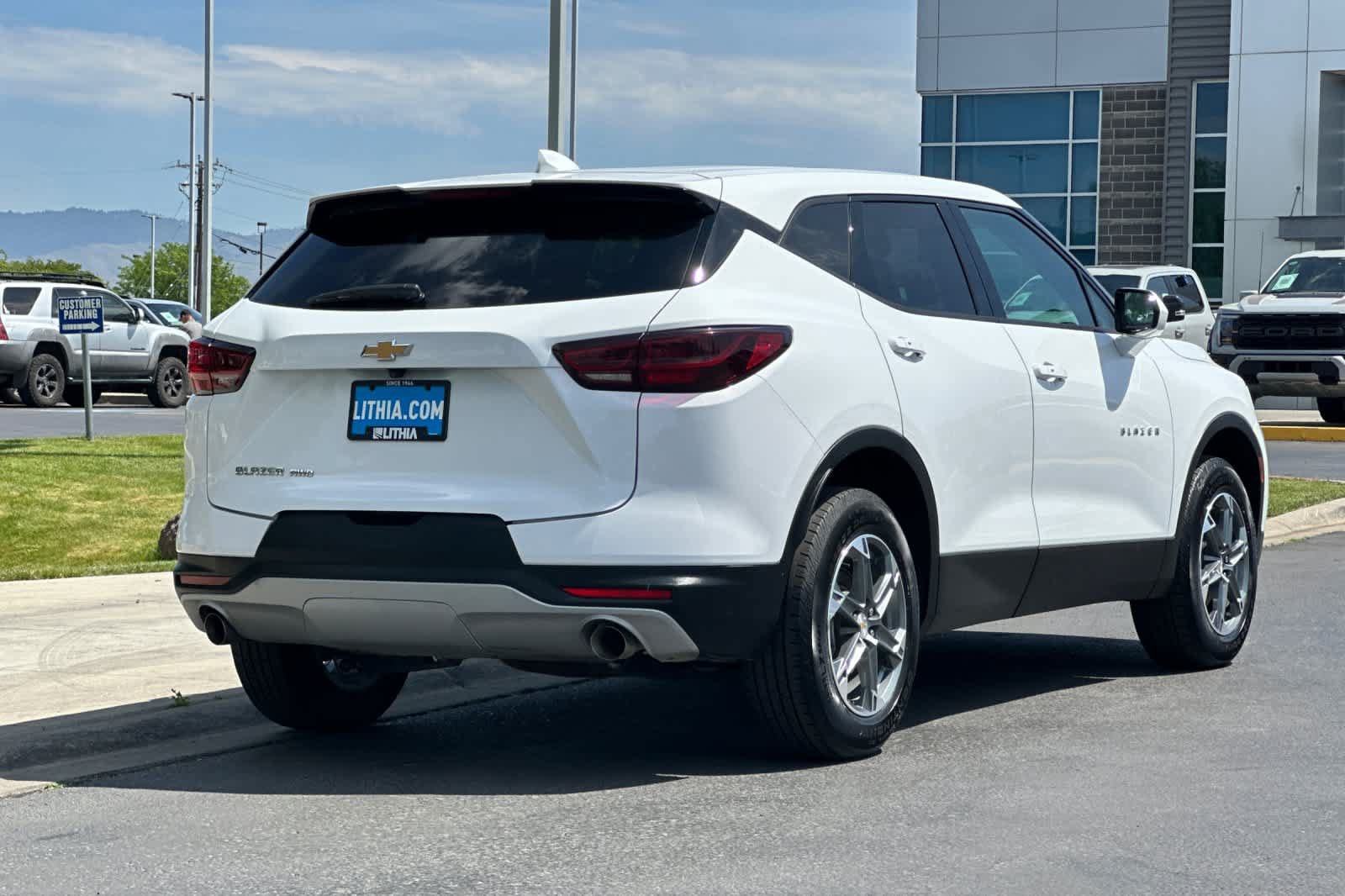 Used 2025 Chevrolet Blazer LT AWD/4WD image 2