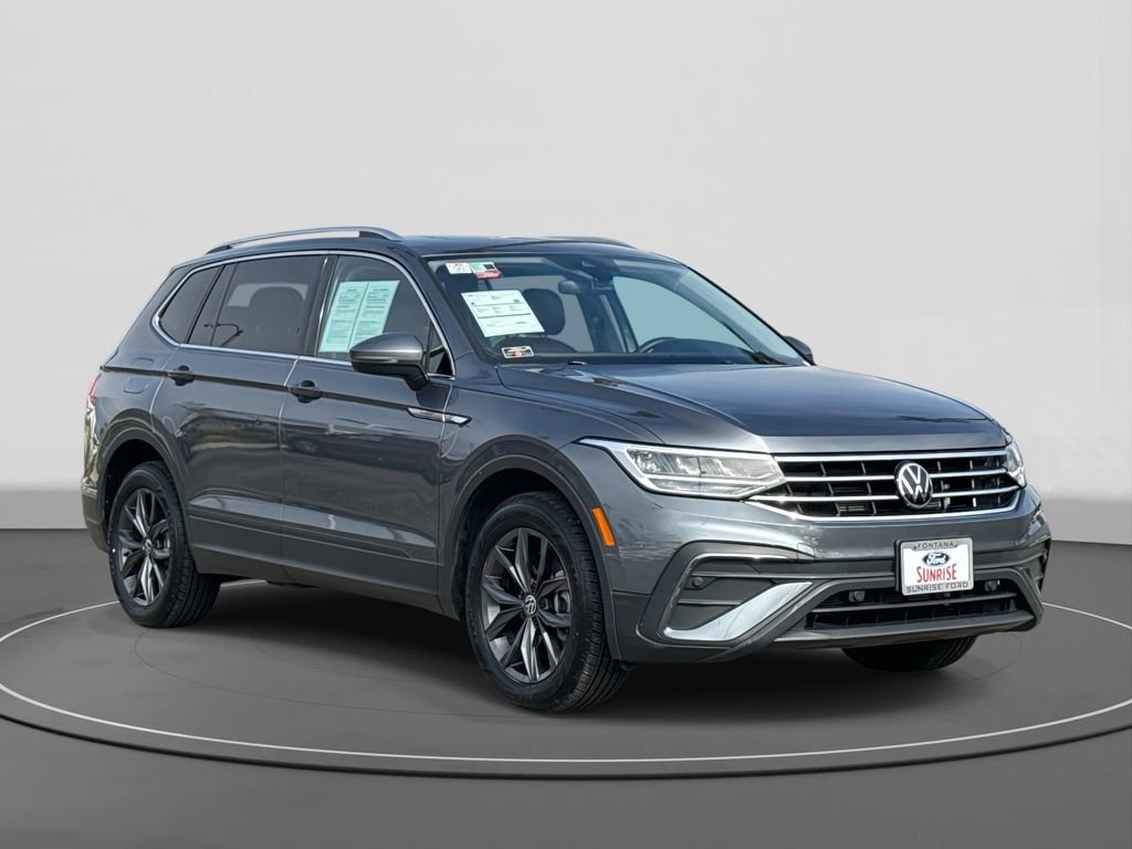 Used 2023 Volkswagen Tiguan SE w/ Panoramic Sunroof Package image 4