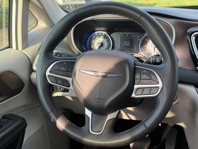 Used 2022 Chrysler Voyager LX FWD image 13