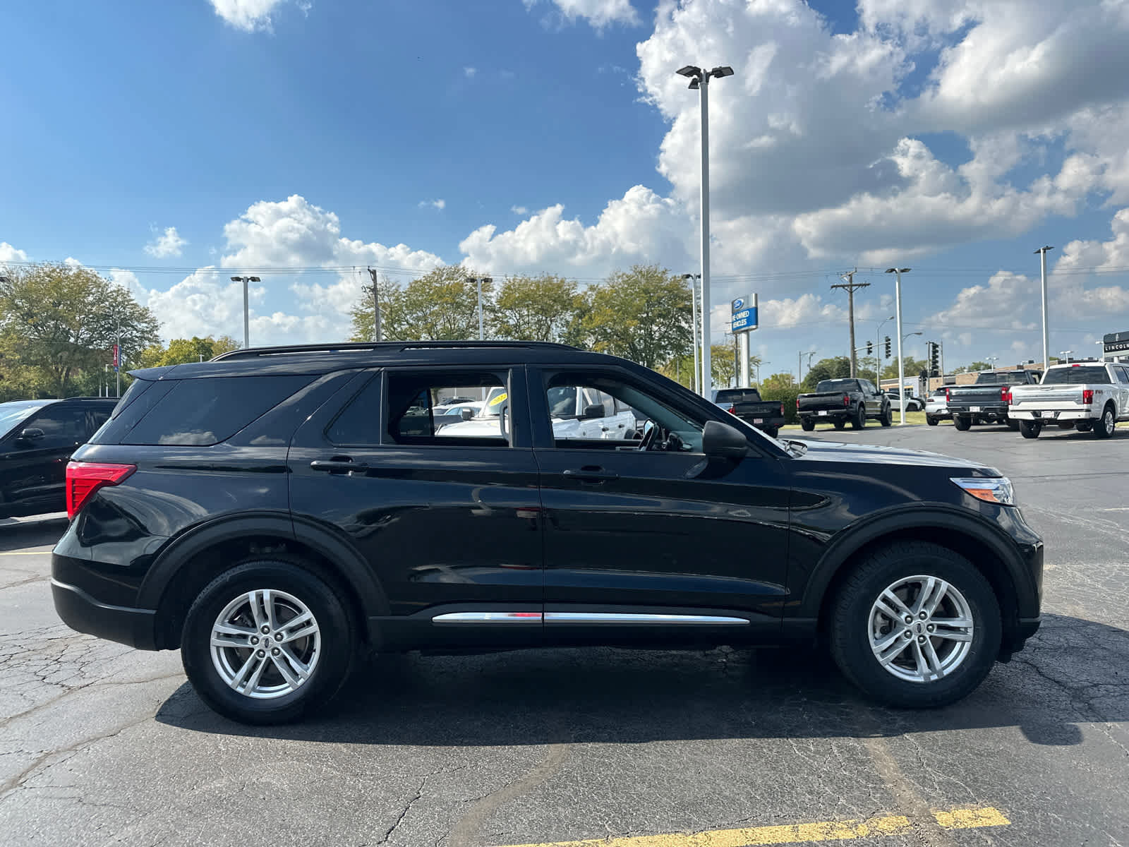 Certified 2022 Ford Explorer XLT w/ Equipment Group 202A image 8