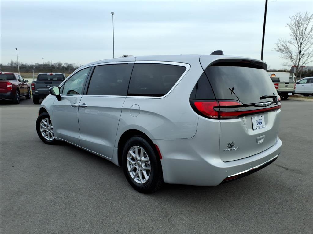 Used 2024 Chrysler Pacifica Touring-L image 3