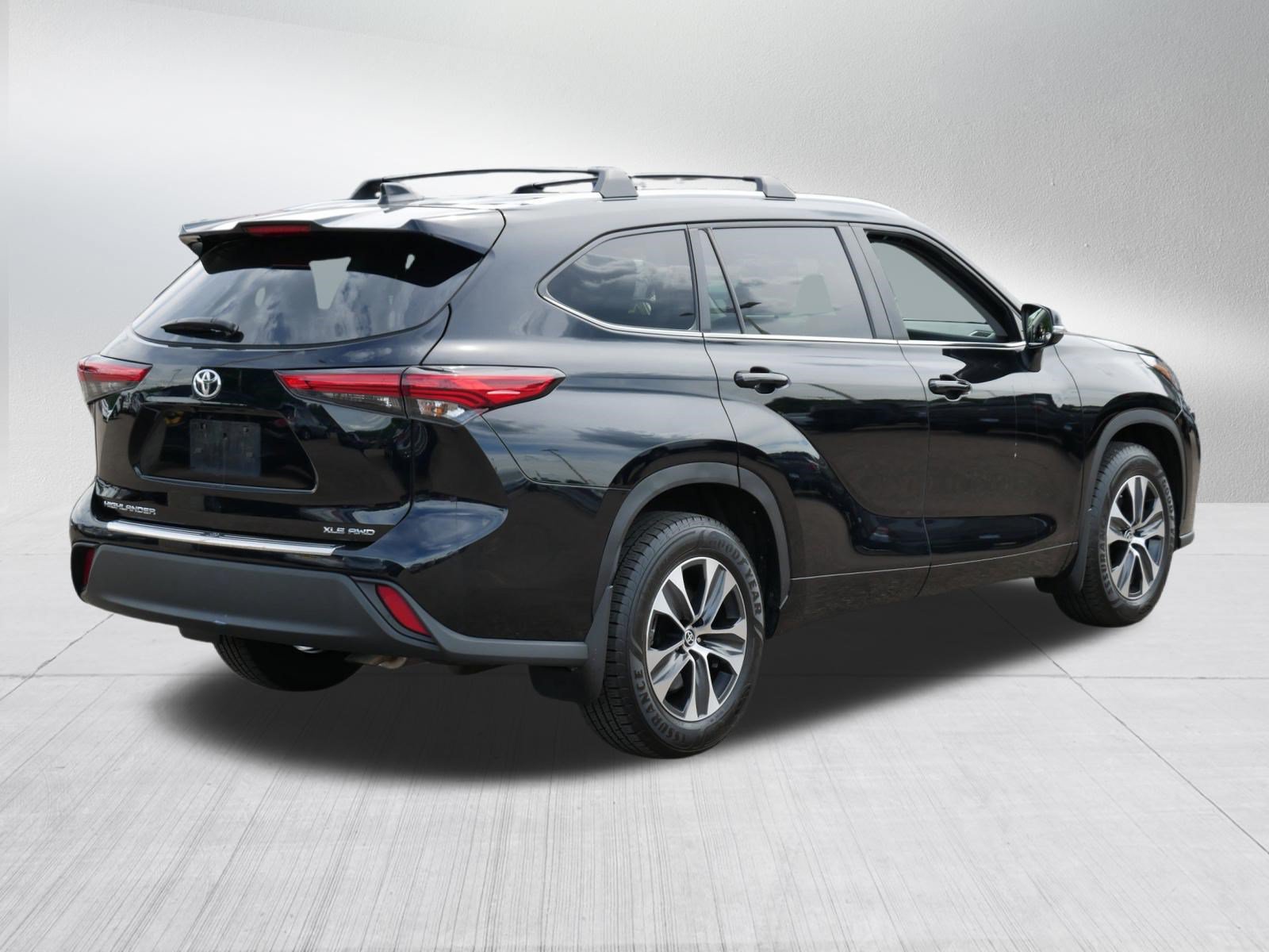 Used 2023 Toyota Highlander XLE AWD/4WD image 7