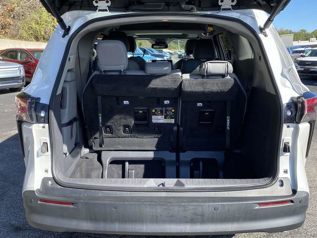 Used 2022 Toyota Sienna XLE image 12