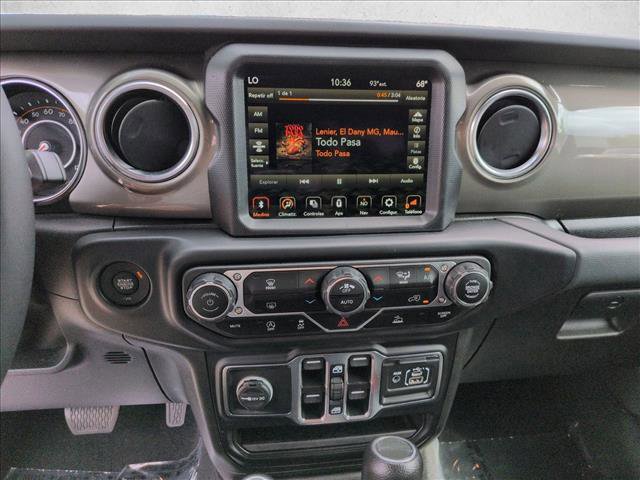 Used 2023 Jeep Gladiator Overland AWD/4WD image 14