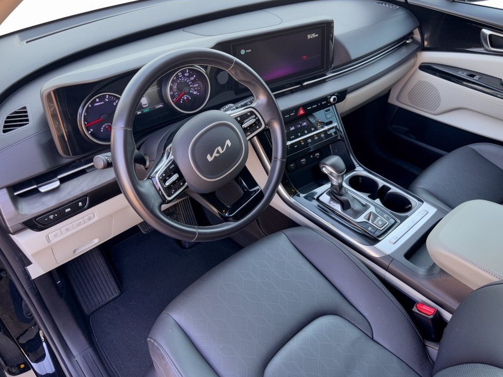 Used 2022 Kia Carnival EX FWD image 4