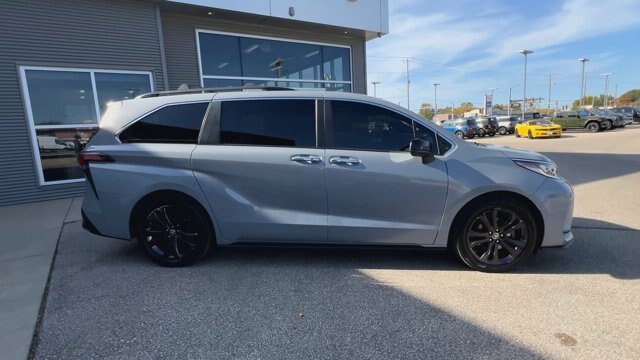 Used 2023 Toyota Sienna XSE w/ XSE Plus Package FWD image 9