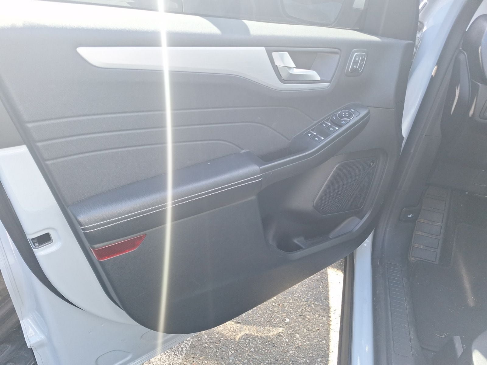 Certified 2025 Ford Escape SE w/ PHEV Premium Package FWD image 11