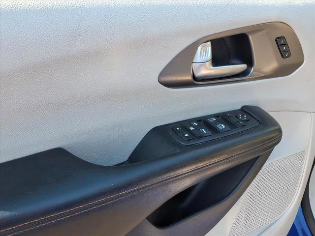Used 2020 Chrysler Pacifica Touring-L image 9