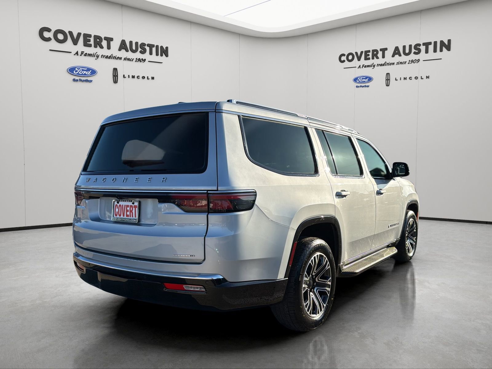Used 2024 Jeep Wagoneer Series II w/ Flexible Seating Group RWD image 5