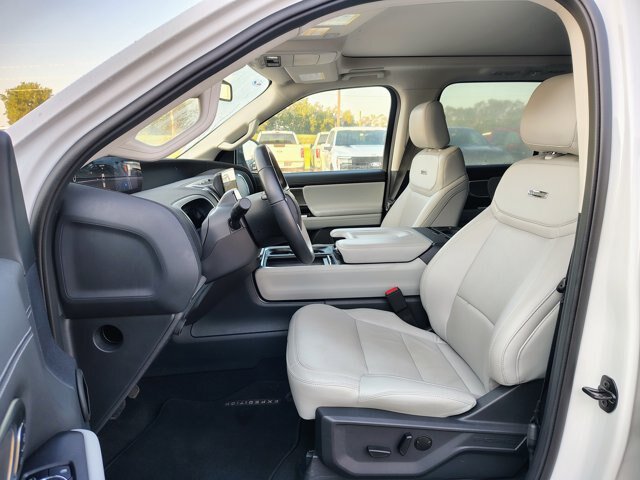 Certified 2025 Ford Expedition Max Platinum w/ Driver's Package AWD/4WD image 10