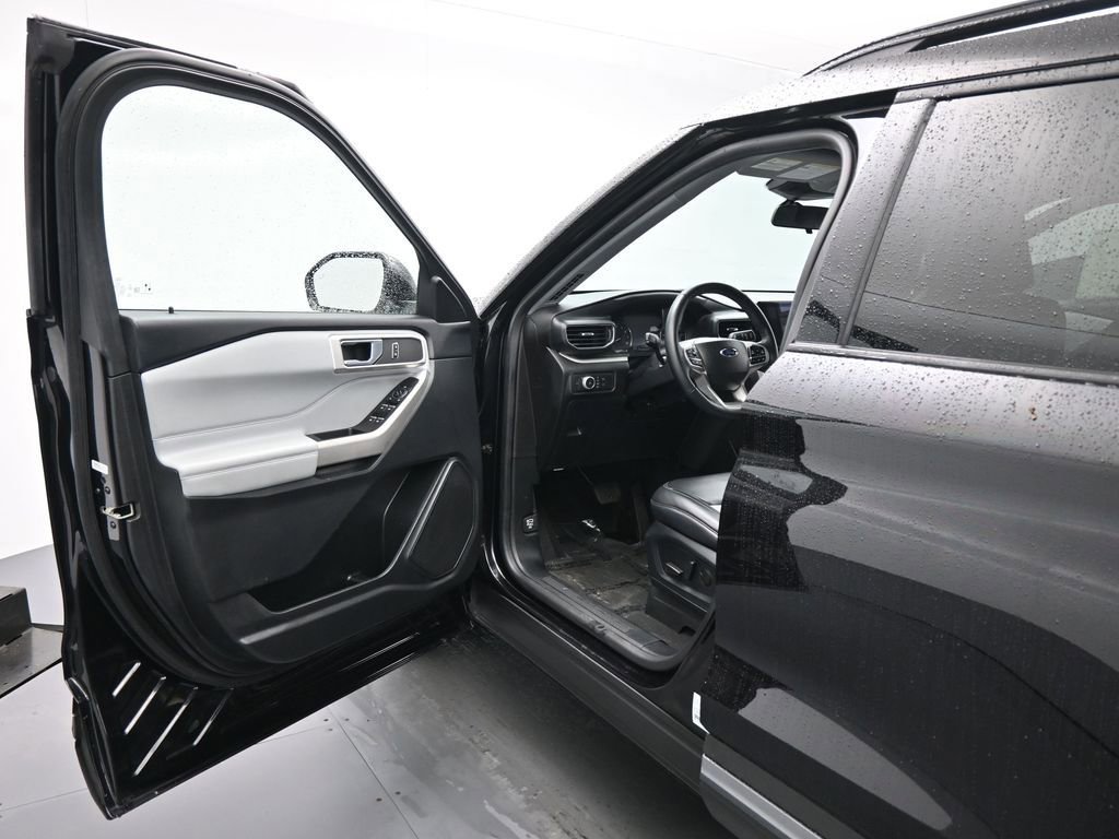 Certified 2022 Ford Explorer XLT w/ Equipment Group 202A image 9