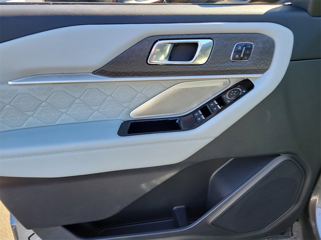 Certified 2025 Ford Explorer Platinum w/ Ultimate Package image 16
