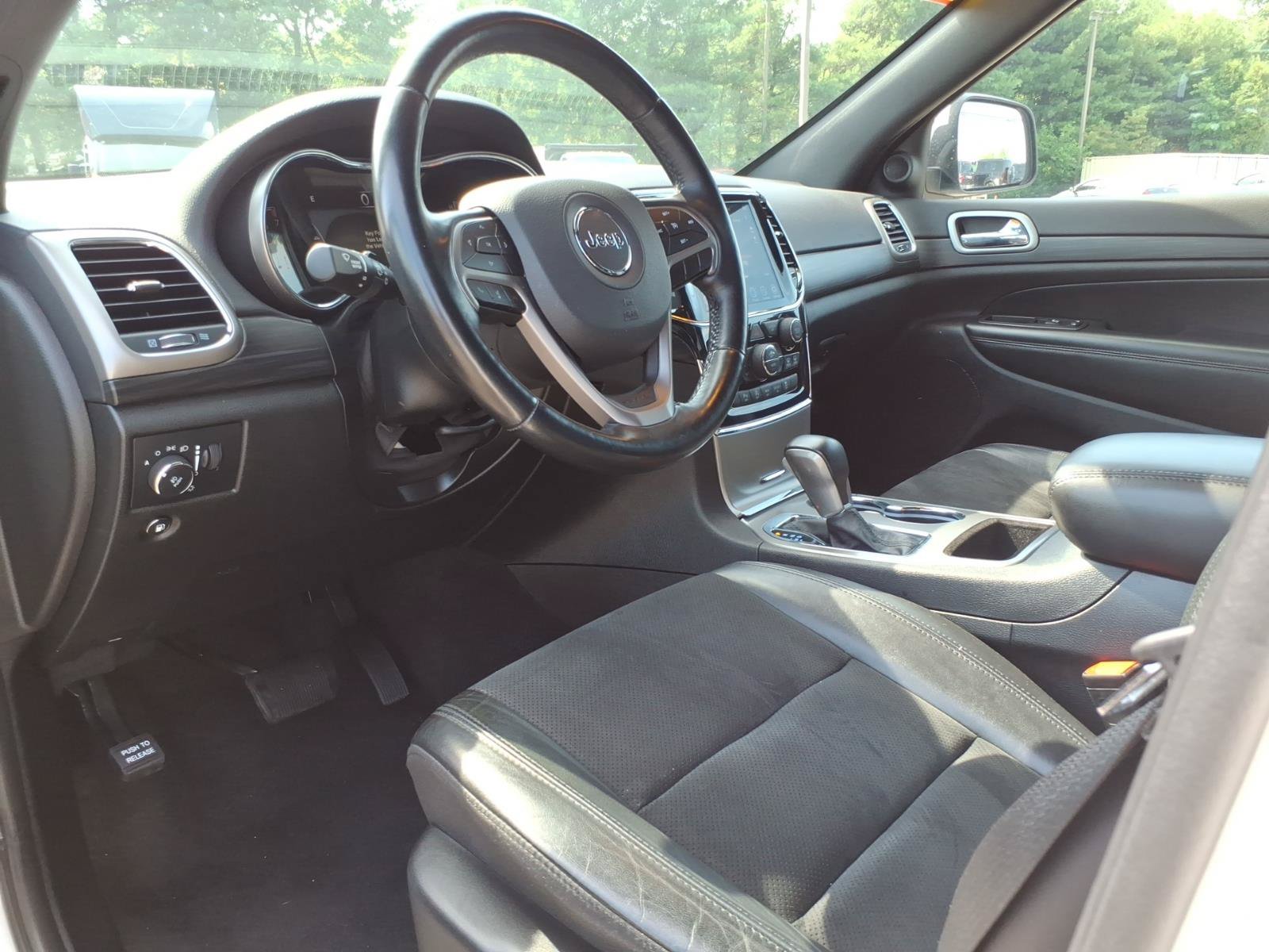 Used 2022 Jeep Grand Cherokee Laredo X AWD/4WD image 12