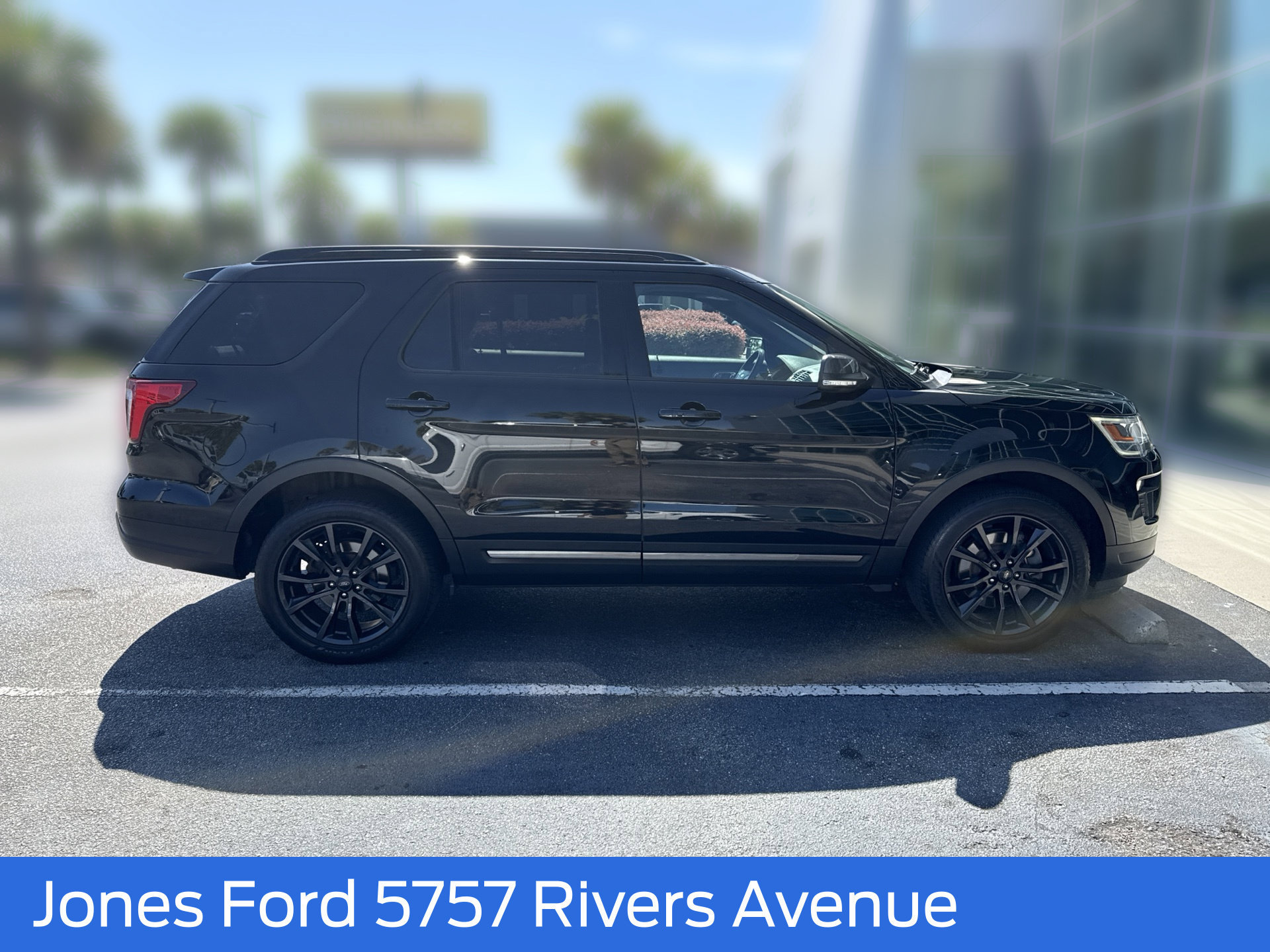 Certified 2018 Ford Explorer XLT w/ Equipment Group 202A AWD/4WD image 3