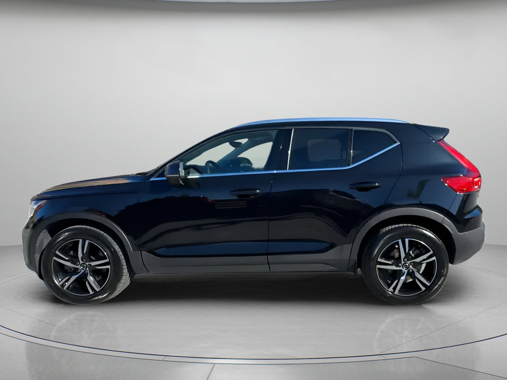 Used 2025 Volvo XC40 B5 Core image 8