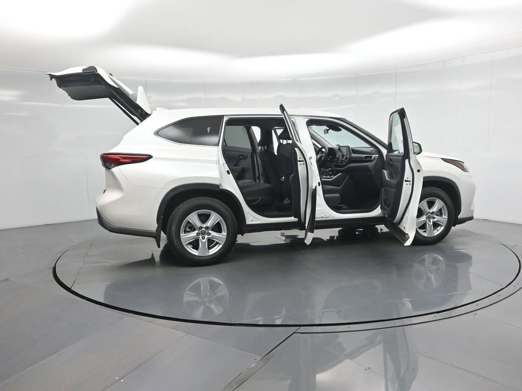 Used 2021 Toyota Highlander LE image 33