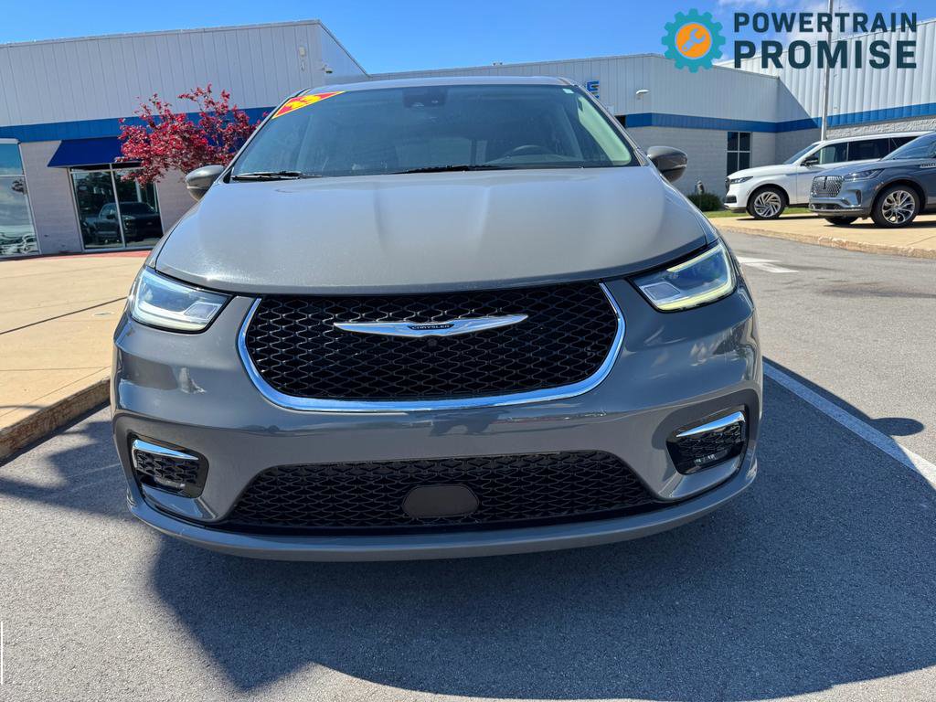 Used 2023 Chrysler Pacifica Touring-L FWD image 2