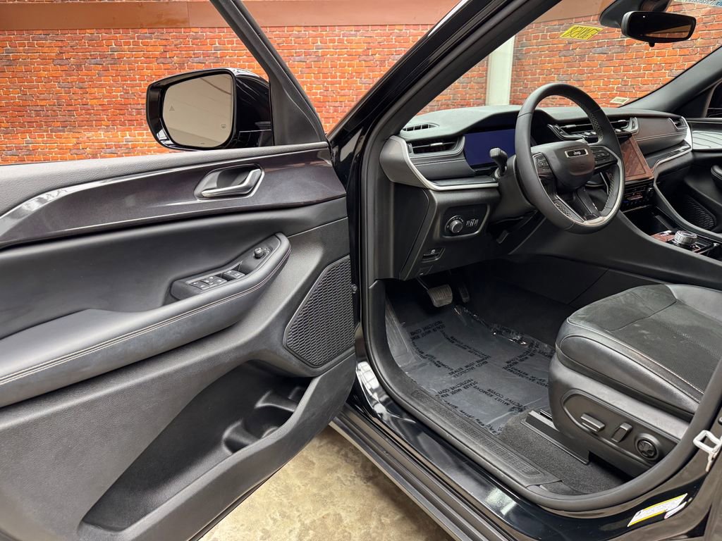 Used 2023 Jeep Grand Cherokee Altitude AWD/4WD image 9