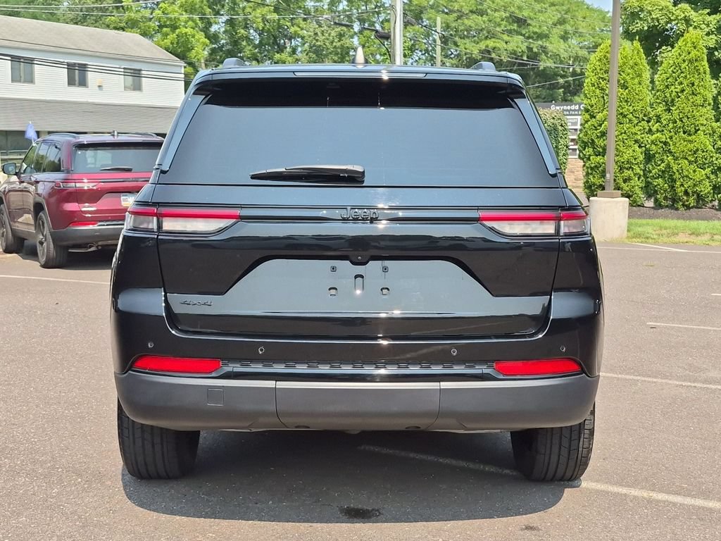 Used 2024 Jeep Grand Cherokee Altitude AWD/4WD image 12