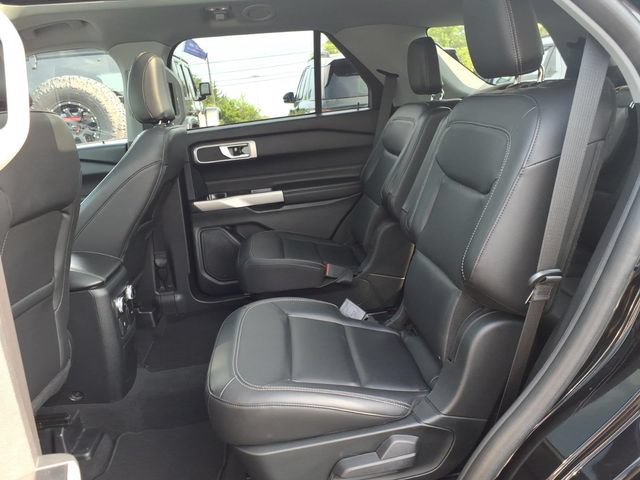 Certified 2022 Ford Explorer XLT w/ Equipment Group 202A AWD/4WD image 9