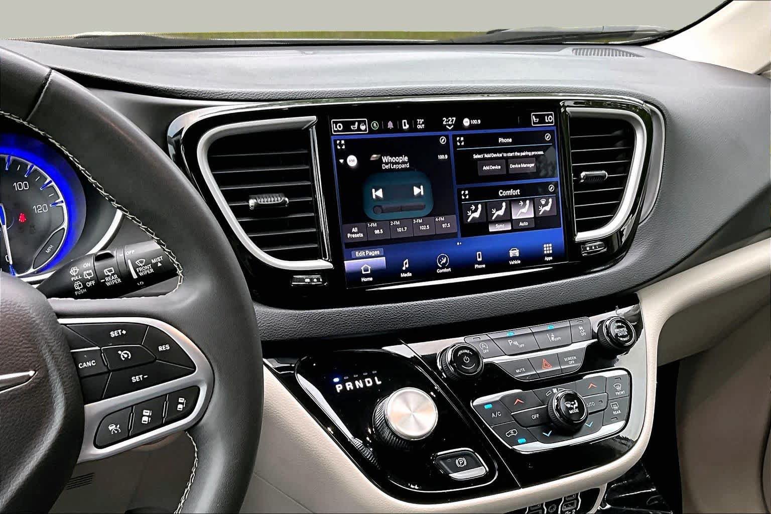 Used 2023 Chrysler Pacifica Touring-L FWD image 7
