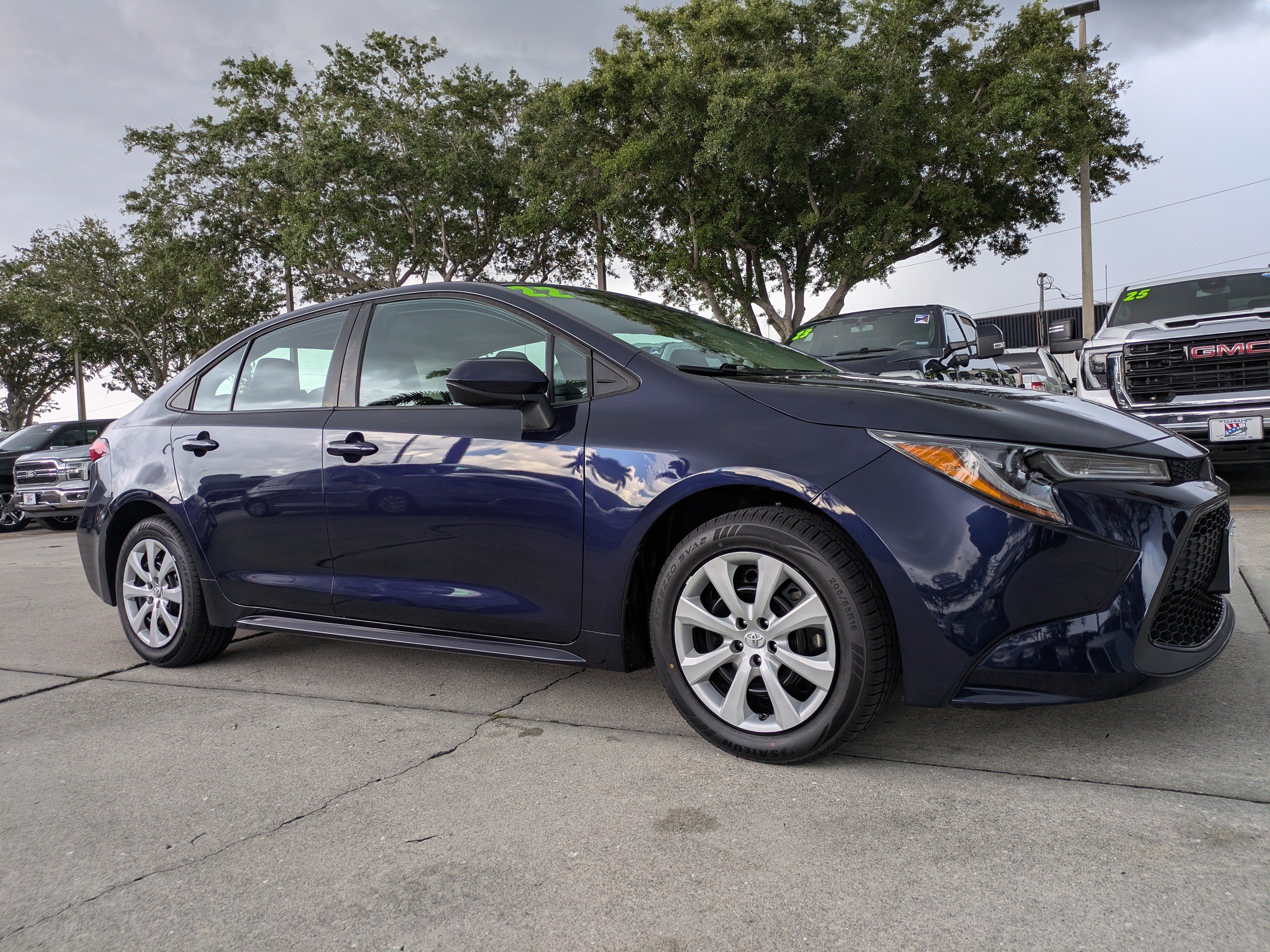 Used 2022 Toyota Corolla LE FWD image 2