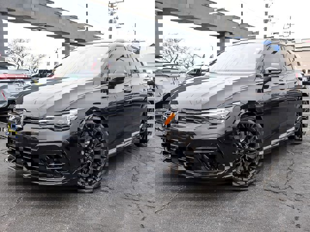 Used 2025 Volkswagen Golf R 2.0T image 1