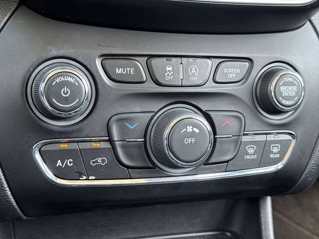 Used 2019 Jeep Cherokee Latitude Plus FWD image 19