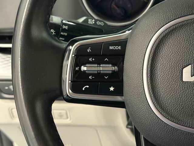 Used 2022 Kia Carnival LX FWD image 19