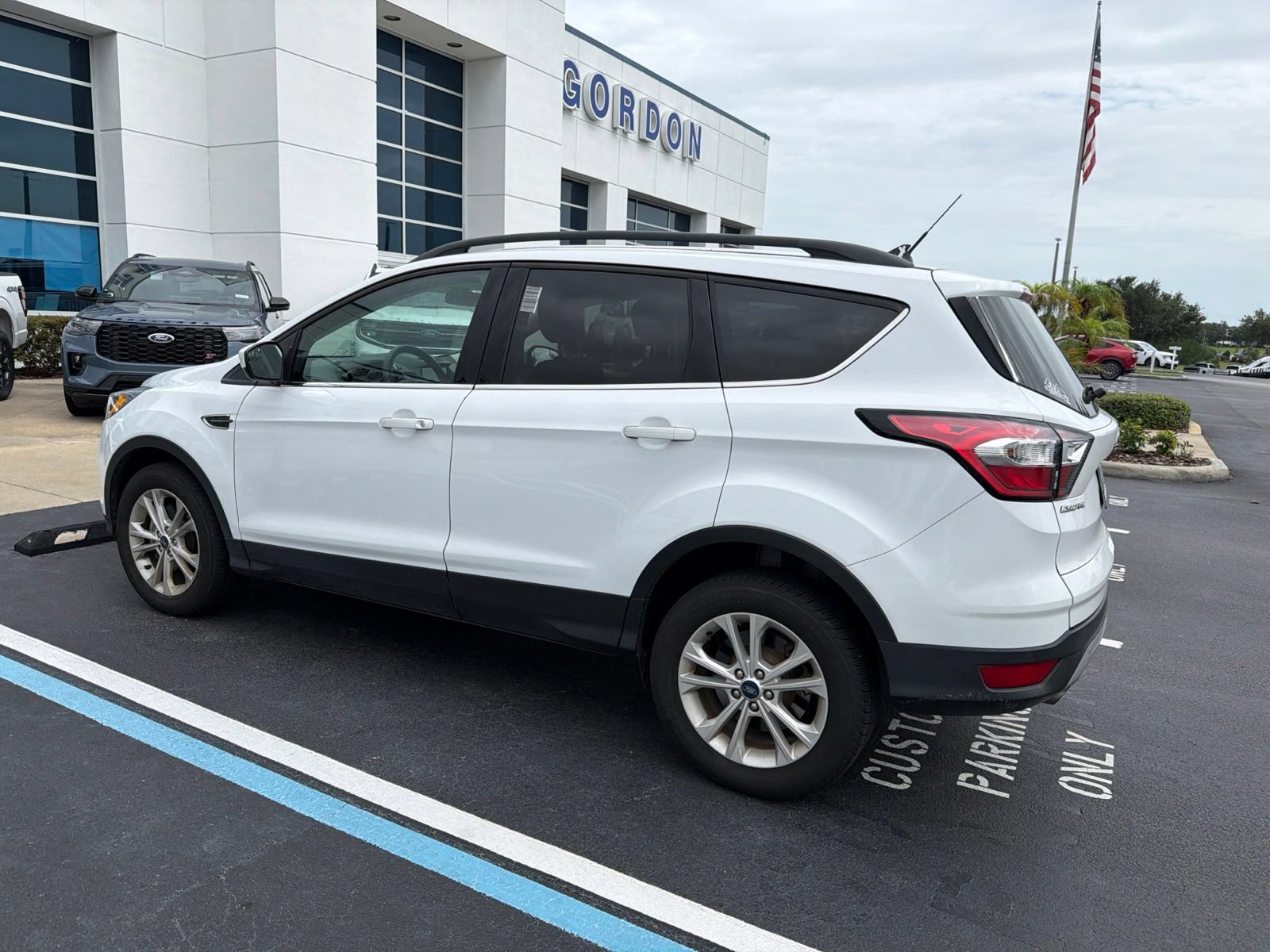 Certified 2018 Ford Escape SE w/ SE Sync 3 Package AWD/4WD image 4