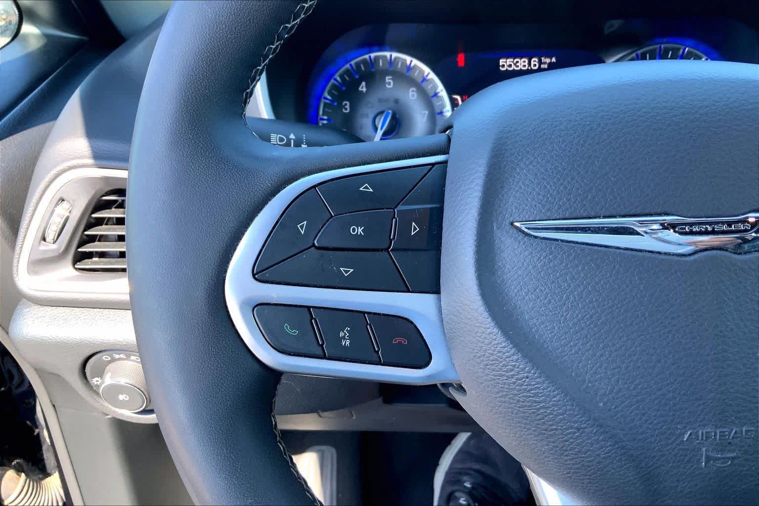 Used 2025 Chrysler Pacifica Select FWD image 23