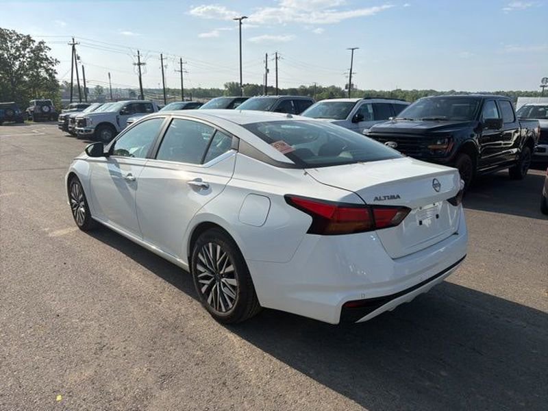 Used 2025 Nissan Altima 2.5 SV FWD image 2