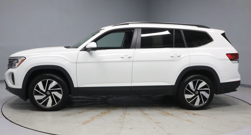 Used 2025 Volkswagen Atlas SE FWD image 2