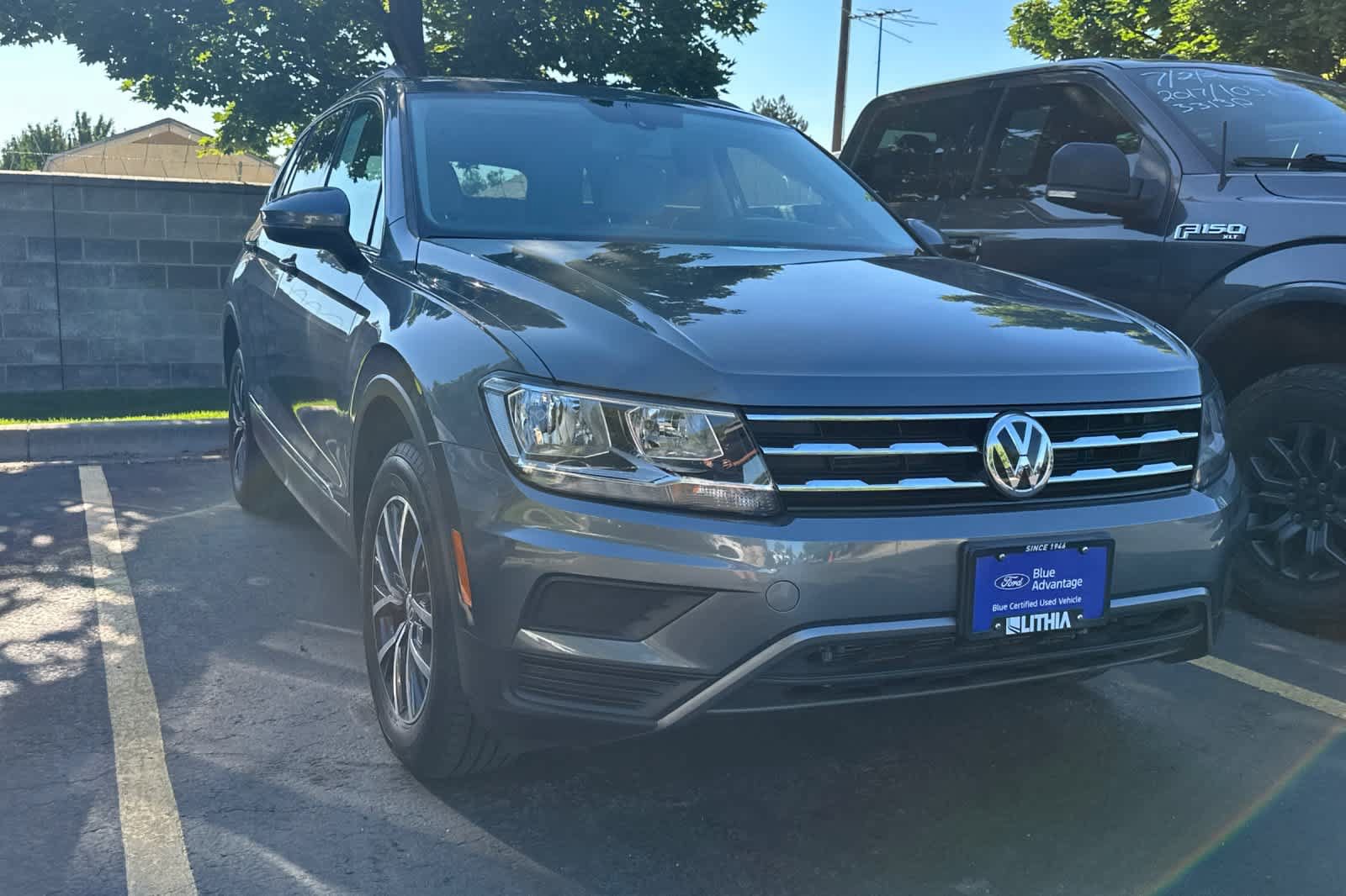 Used 2020 Volkswagen Tiguan SE w/ Panoramic Sunroof Package FWD image 3
